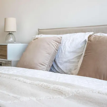 Zeni Alexandra Rise Two Bed Flat Lejlighed