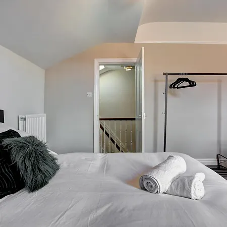 Ferienhaus Large Victorian House In Trafford Park - Pass The Keys Manchester