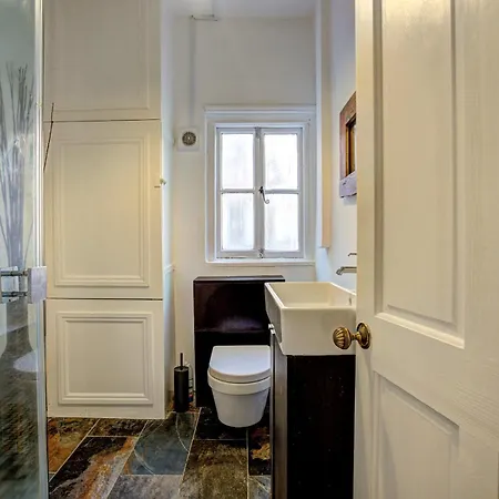 Large Victorian House In Trafford Park - Pass The Keys *