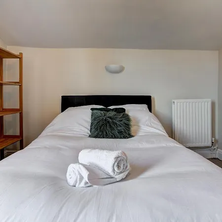 Large Victorian House In Trafford Park - Pass The Keys *