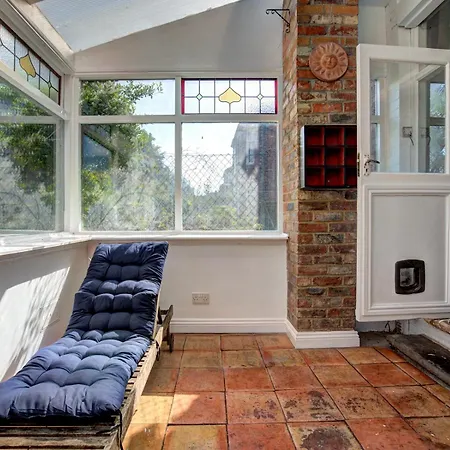 Dom wakacyjny Spacious Victorian Family In Stretford - Pass The Keys *