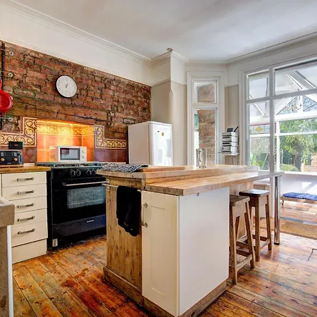 Pass The Keys Large Victorian House In Trafford Park * Manchester