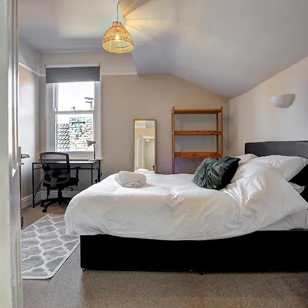 Large Victorian House In Trafford Park - Pass The Keys * Μάντσεστερ