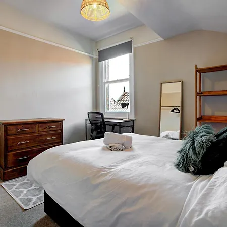 Large Victorian House In Trafford Park - Pass The Keys *