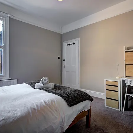 Large Victorian House In Trafford Park - Pass The Keys *