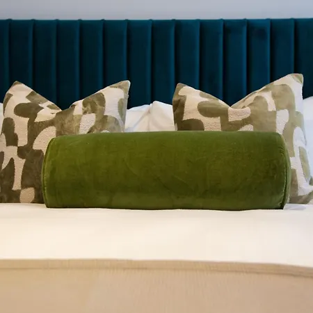 Cable Street Serviced