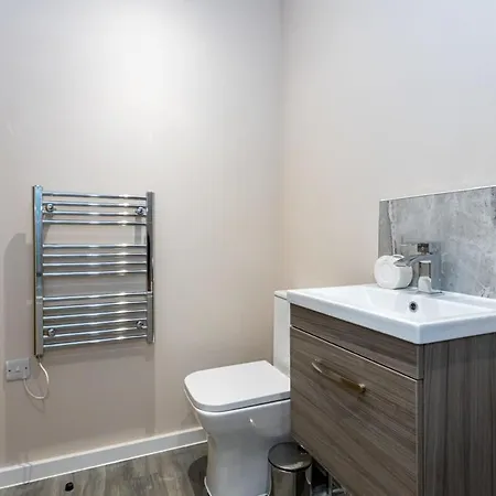 Modern & Convenient 1 Bed Flat In *