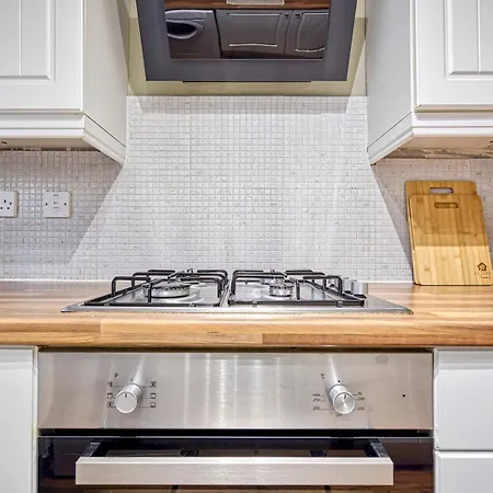 Pass The Keys Beautiful 2bed House Near Etihad Stadium & Coop Arena *