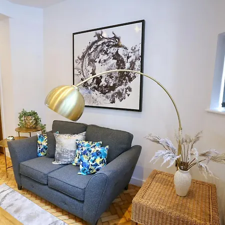 New Build Duplex Minutes From Centre - Pass The Keys Apartment