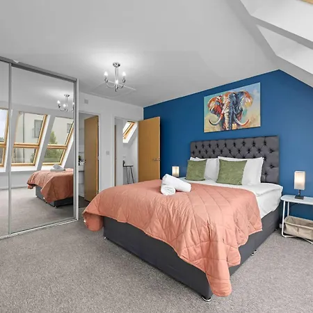 Casa de Férias Luxury 4 Bed Home, Garden, Parking, 3 Baths Manchester