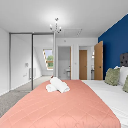 Luxury 4 Bed Home, Garden, Parking, 3 Baths