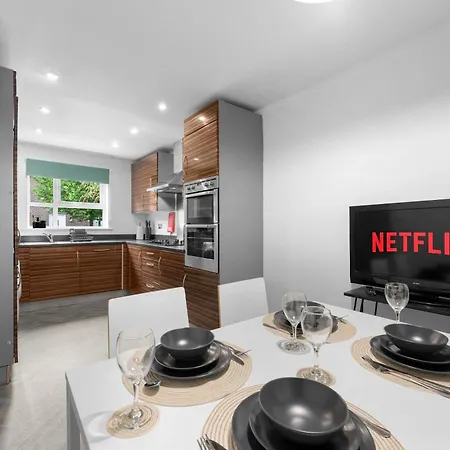 Luxury 4 Bed Home, Garden, Parking, 3 Baths