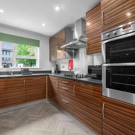 Luxury 4 Bed Home, Garden, Parking, 3 Baths