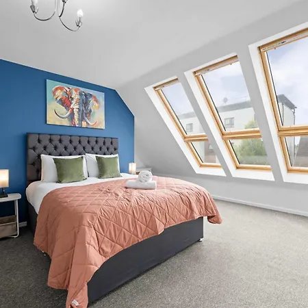 度假居 Luxury 4 Bed Home, Garden, Parking, 3 Baths