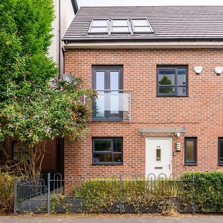 Luxury 4 Bed Home, Garden, Parking, 3 Baths 曼彻斯特