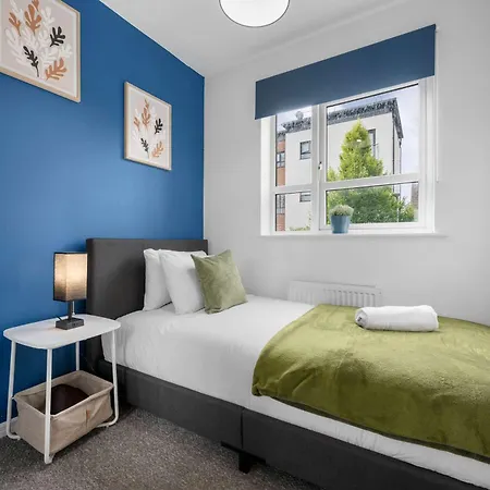 Luxury 4 Bed Home, Garden, Parking, 3 Baths Casa de Férias Manchester