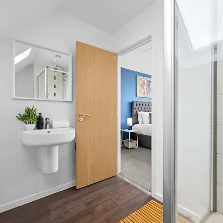 Luxury 4 Bed Home, Garden, Parking, 3 Baths Manchester