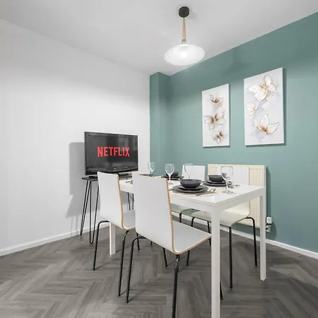 度假居 Luxury 4 Bed Home, Garden, Parking, 3 Baths