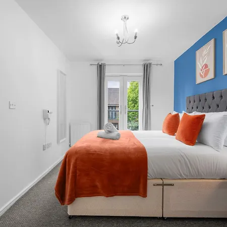 Luxury 4 Bed Home, Garden, Parking, 3 Baths 度假居 *