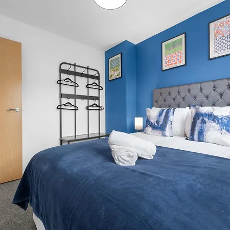 Luxury 4 Bed Home, Garden, Parking, 3 Baths 度假居 曼彻斯特