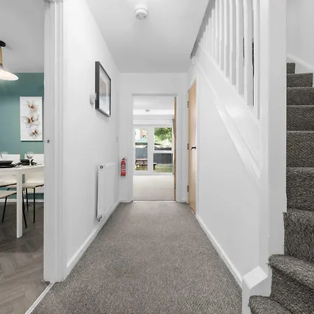 Luxury 4 Bed Home, Garden, Parking, 3 Baths * Manchester