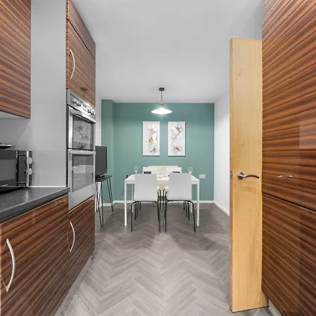 Casa de Férias Luxury 4 Bed Home, Garden, Parking, 3 Baths Manchester