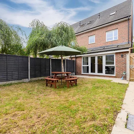 Luxury 4 Bed Home, Garden, Parking, 3 Baths 曼彻斯特