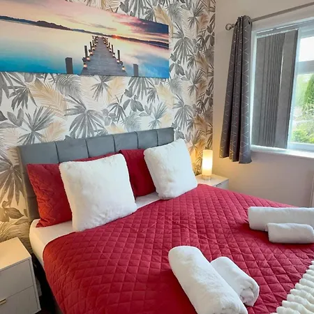 Northeast Sleeps 8 With Onsite Parking *