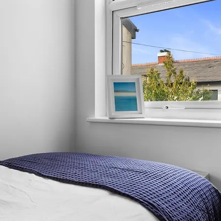 Beresford Place, Stylish 3 Bedroom House, Free Parking, Ideal For Trips *