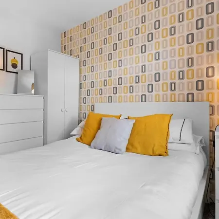 Beresford Place, Stylish 3 Bedroom House, Free Parking, Ideal For Trips Manchester