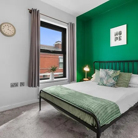 Beresford Place, Stylish 3 Bedroom House, Free Parking, Ideal For Trips *