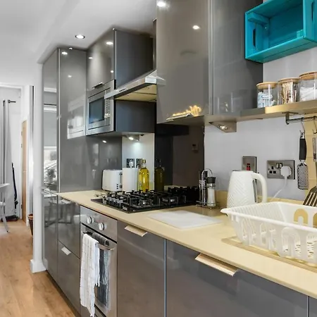 Beresford Place, Stylish 3 Bedroom House, Free Parking, Ideal For Trips