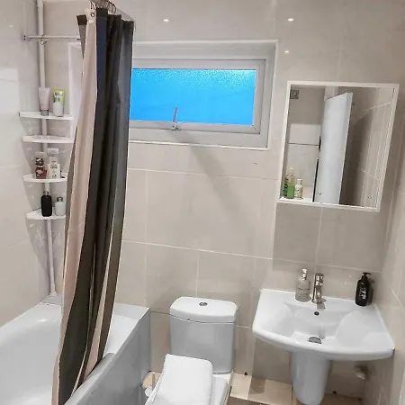 Casa de Férias Spacious 3br Near Etihad And Coop Live Free Parking *