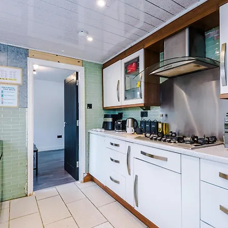 3br Salford Sleeps 7 Kitchen Parking בית נופש מנצ'סטר