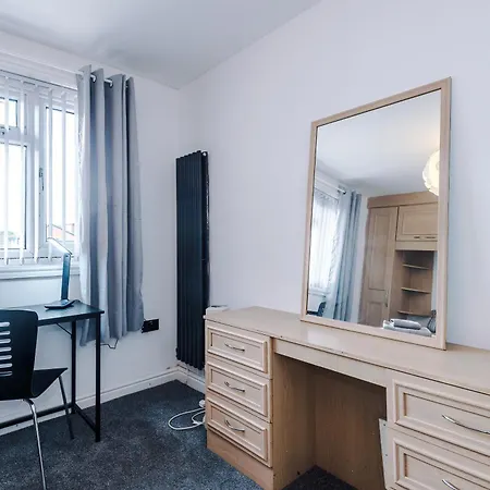 Media Home, Sleeps 7, Full Kitchen, Parking For 2 * Manchester