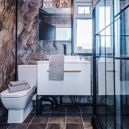 Semesterbostad 3br Salford Sleeps 7 Kitchen Parking *