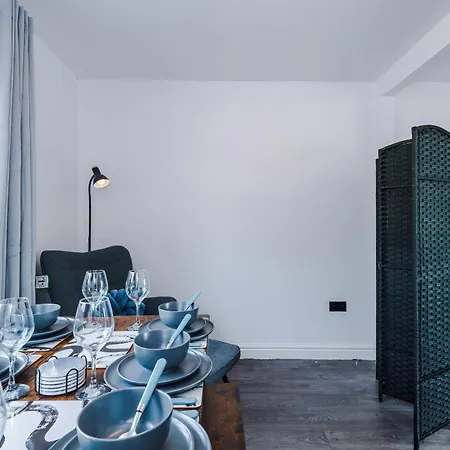 3br Salford Sleeps 7 Kitchen Parking מנצ'סטר