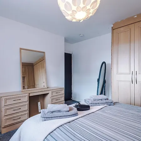 3br Salford Sleeps 7 Kitchen Parking בית נופש