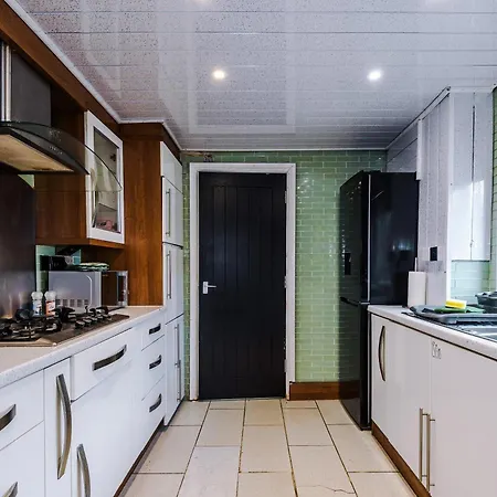 3br Salford Sleeps 7 Kitchen Parking Manchester