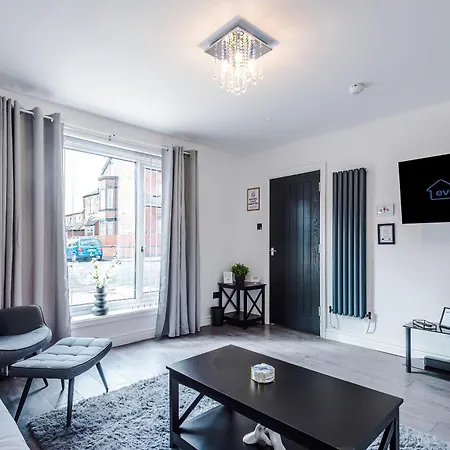 בית נופש 3br Salford Sleeps 7 Kitchen Parking