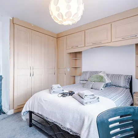 3br Salford Sleeps 7 Kitchen Parking *