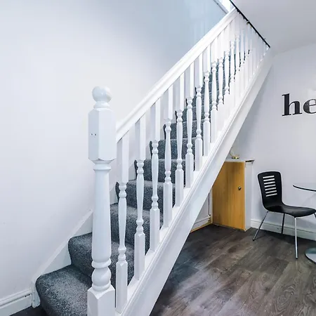 בית נופש 3br Salford Sleeps 7 Kitchen Parking