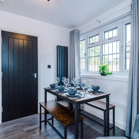 3br Salford Sleeps 7 Kitchen Parking מנצ'סטר
