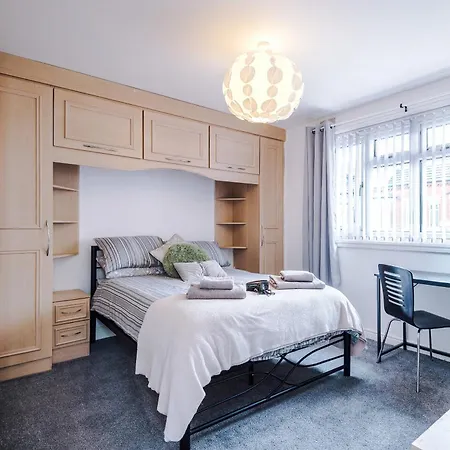 3br Salford Sleeps 7 Kitchen Parking *