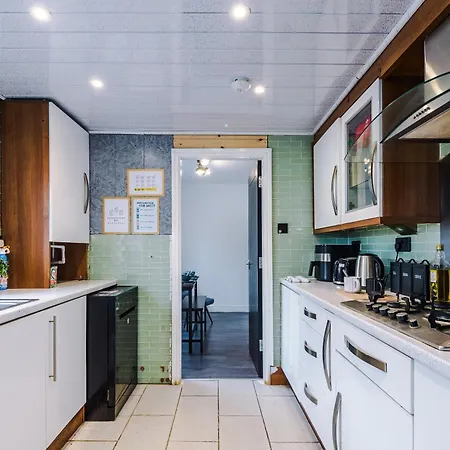 3br Salford Sleeps 7 Kitchen Parking מנצ'סטר