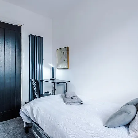 3br Salford Sleeps 7 Kitchen Parking בית נופש *