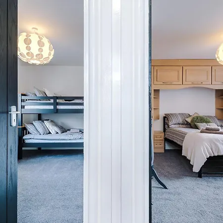 3br Salford Sleeps 7 Kitchen Parking