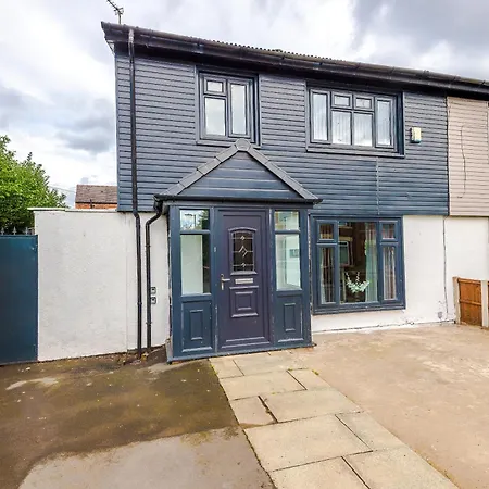 3br Salford Sleeps 7 Kitchen Parking בית נופש