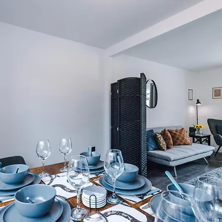 3br Salford Sleeps 7 Kitchen Parking *