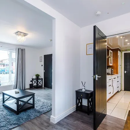 3br Salford Sleeps 7 Kitchen Parking בית נופש *